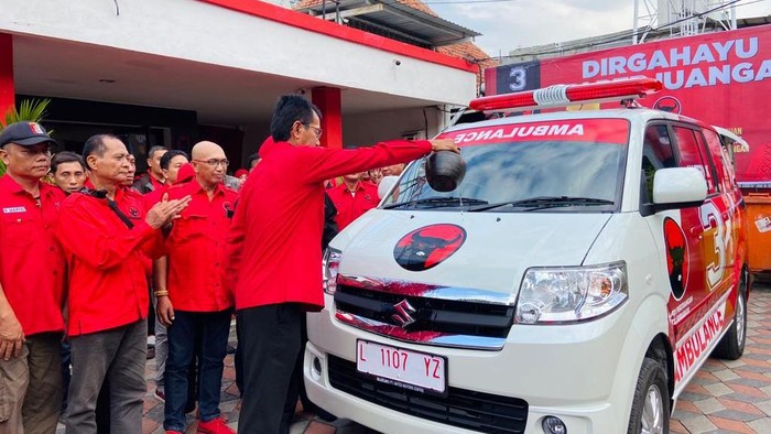 DPC Surabaya meluncurkan ambulans baru menjelang HUT ke-50 PDIP.