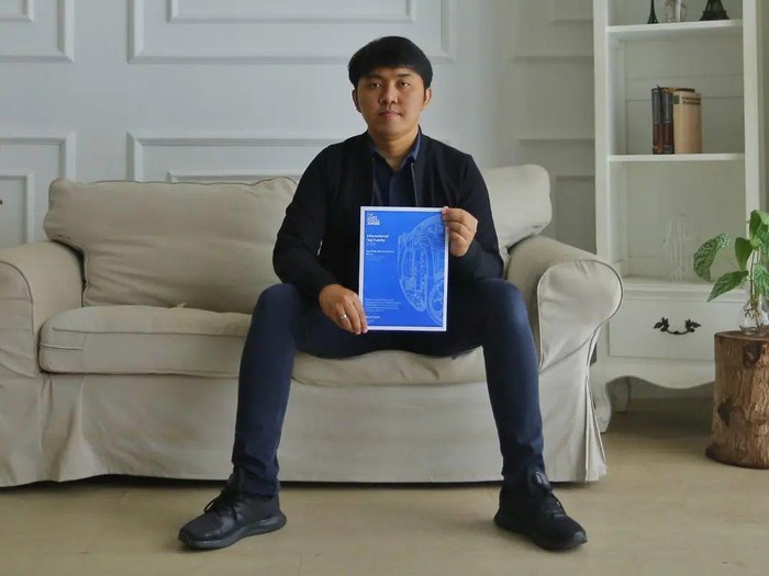 Fajar Sidik Abdullah Kelana menunjukkan penghargaan International Top 20 2022 dari The James Dyson Award