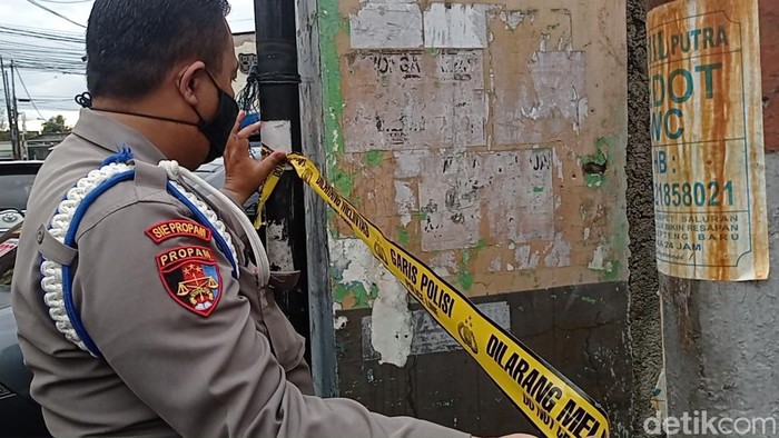 Garis polisi dipasang di lokasi penemuan mayat lansia di Kota Bandung, Sabtu (7/1/2023).