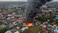 Kebakaran yang sempat disertai bunyi ledakan dari dalam gudang tersebut terjadi sejak sekitar pukul 16:15 WIB.