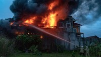 Kepala Dinas Pemadam Kebakaran Kota Semarang, Agus Harmunanto, mengatakan kendala di lokasi yaitu gang yang sempit dan juga bahan yang terbakar adalah bahan kimia. Meski demikian saat ini para petugas tetap berupaya memadamkan karena air masih mencukupi. 
