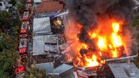 Sejumlah mobil pemadam kebakaran dan sebuah kendaraan meriam air kepolisian berupaya memadamkan kobaran api yang membakar gudang cairan tiner di Kelurahan Pedurungan Tengah, Kecamatan Pedurungan, Semarang, Jawa Tengah, Sabtu (7/1/2023). 