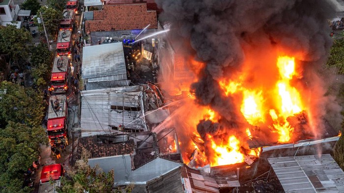Gudang Tiner di Semarang Terbakar, Begini Kondisinya Sejumlah mobil pemadam kebakaran dan sebuah kendaraan meriam air kepolisian berupaya memadamkan kobaran api yang membakar gudang cairan tiner di Kelurahan Pedurungan Tengah, Kecamatan Pedurungan, Semarang, Jawa Tengah, Sabtu (7/1/2023). Kebakaran yang sempat disertai bunyi ledakan dari dalam gudang tersebut terjadi sejak sekitar pukul 16:15 WIB, dan sebanyak 12 mobil pemadam kebakaran Kota Semarang serta satu mobil meriam air kepolisian dikerahkan dalam upaya memadamkan kobaran api. ANTARA FOTO/Aji Styawan/tom.