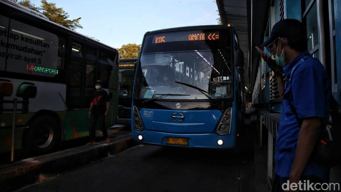 Sejumlah penumpang menunggu bus pengumpan di kawasan Halte Trans Jakarta Kampung Melayu, Jakarta Timur, Sabtu (7/1/2023).