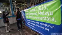 Menurut petugas pembangunan revitalisasi halte ini berjalan selama 4 bulan.
