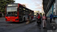 Calon penumpang pun diarahkan menaiki shuttle bus pada rute Kampung Melayu-Matraman (75T).