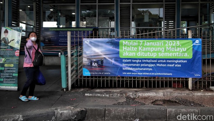 Halte TransJ Kampung Melayu Tutup Gegara Revitalisasi Sejumlah penumpang menunggu bus pengumpan di kawasan Halte Trans Jakarta Kampung Melayu, Jakarta Timur, Sabtu (7/1/2023).