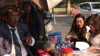 Hotman Paris bahkan tak keberatan nongkrong sambil ngopi di warung pinggir jalan. Bukan hanya sekadar ngopi, Hotman Paris sambil meeting dengan rekannya. Foto: Instagram @hotmanparisofficial