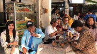 Hotman Paris sering banget ngopi di Kopi Jhonny yang ada di kawasan Kelapa Gading. Meskipun kaki lima, banyak netizen yang salfok dengan penampilan mewahnya. Foto: Instagram @hotmanparisofficial