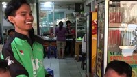 Saat di Kopi Jhonny, Hotman Paris sering bertemu dengan banyak orang. Tek terkecuali para driver ojol. Mereka pun berbincang seru sambil menyeruput kopi. Foto: Instagram @hotmanparisofficial