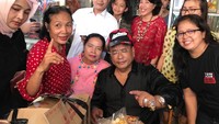 Selain itu, ada pula rombongan keluarga yang sengaja datang ke Kopi Jhonny hanya untuk bertemu dengan Hotman Paris sambil berdiskusi soal hukum. Foto: Instagram @hotmanparisofficial