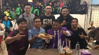 Menjadi pengacara kondang membuat Hotman Paris dekat dengan publik figur lainnya. Ini momen Hotman Paris saat mampir ke gerai martabak Gibran Rakabuming Raka sebelum jadi walikota. Foto: Instagram @hotmanparisofficial
