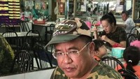 Tak hanya di warung kopi, ada juga momen Hotman Paris saat mampir di warung makan dengan memesan menu mie ayam. Foto: Instagram @hotmanparisofficial