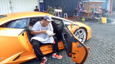 Gaya Nyentrik Hotman Paris saat Jajan di Warung Kaki Lima