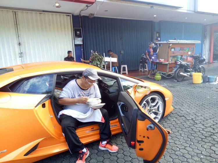 Gaya Nyentrik Hotman Paris saat Jajan di Warung Kaki Lima