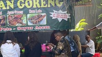 Belum lama ini Hotman Paris membagikan momen saat makan di warung pecel lele kaki lima di kawasan Senopati. Ia mengatakan sambal dan lele di warung ini enak. Foto: Instagram @hotmanparisofficial