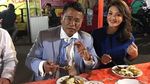 Gaya Nyentrik Hotman Paris saat Jajan di Warung Kaki Lima
