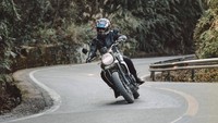 Sebagai catatan SIM CI, berlaku untuk mengemudikan Ranmor jenis Sepeda Motor dengan kapasitas silinder mesin di atas 250 cc (dua ratus lima puluh centimeter cubic) sampai dengan 500 cc (lima ratus centimeter cubic) atau Ranmor sejenis yang menggunakan daya listrik. Foto: dok. Hunter Scrambler SK500 Official