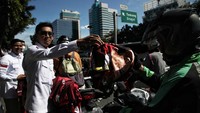 Pembagian kaos ini dilakukan usai acara peresmian Kantor Badan Pemenangan Pemilu dan Badan Pemenangan Presiden Partai Gerindra.