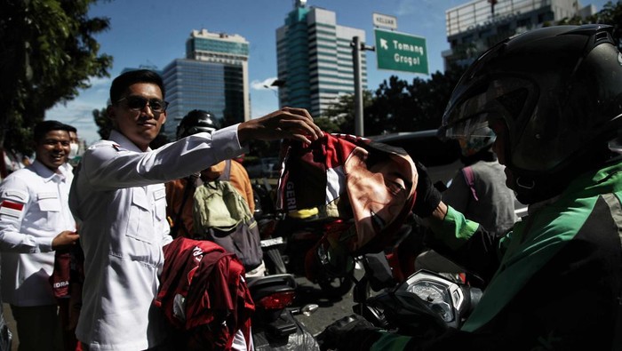 Kader Gerindra Bagi-bagi Kaos Capres Prabowo di Jalanan Sejumlah kader partai Gerindra membagikan kaos partai usai meresmikan Kantor Badan Pemenangan Pemilu dan Badan Pemenangan Presiden kawasan Jalan Letjen S Parman, Jakarta Barat, Sabtu (7/1/2023).