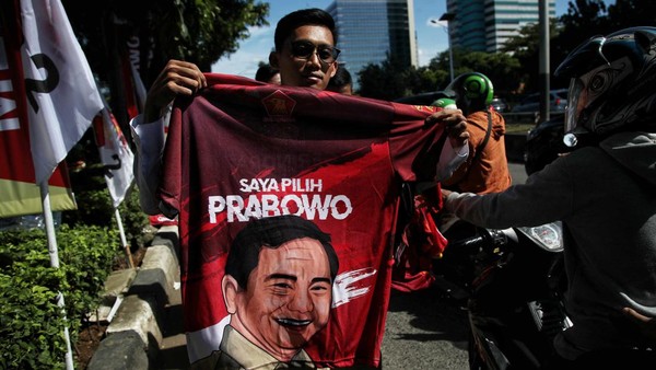 Kader Gerindra Bagi-bagi Kaos Capres Prabowo di Jalanan