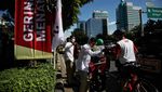 Kader Gerindra Bagi-bagi Kaos Capres Prabowo di Jalanan