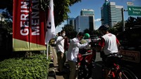 Sejumlah kader partai Gerindra membagikan kaos partai usai meresmikan Kantor Badan Pemenangan Pemilu dan Badan Pemenangan Presiden kawasan Jalan Letjen S Parman, Jakarta Barat, Sabtu (7/1/2023). 