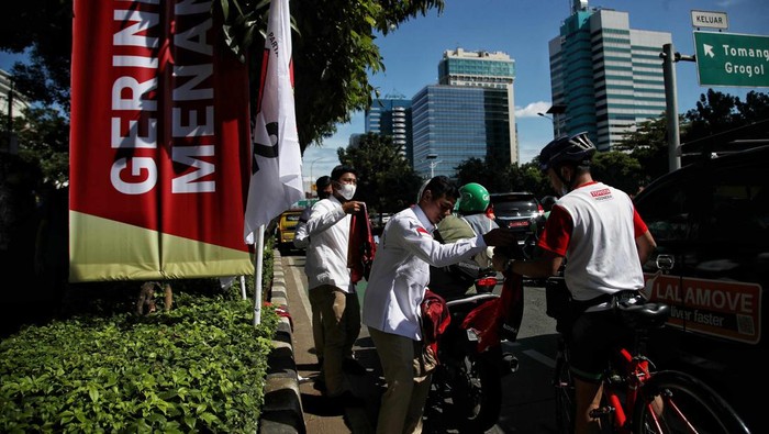 Kader Gerindra Bagi-bagi Kaos Capres Prabowo di Jalanan Sejumlah kader partai Gerindra membagikan kaos partai usai meresmikan Kantor Badan Pemenangan Pemilu dan Badan Pemenangan Presiden kawasan Jalan Letjen S Parman, Jakarta Barat, Sabtu (7/1/2023).