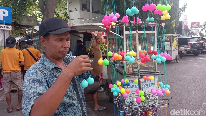 Kadnen, penjual lato-lato di Subang.