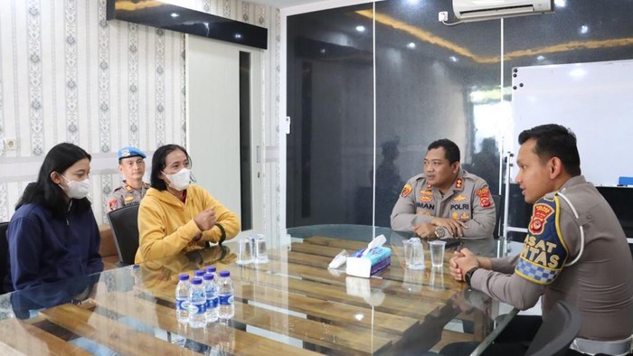 Kapolres Bogor AKBP Iman Imanuddin menerima warga yang curhat soal pelayanan di kepolisian.