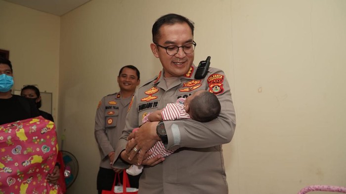 Kapolresta Denpasar Kombes Bambang Yugo Pamungkas bersama Kapolsek Denpasar Selatan Kompol I Made Teja Dwi Permana menjenguk bayi dari wanita korban pembunuhan di kos Griya Sambora.