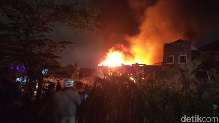 Kebakaran gudang tiner di Pedurungan, Semarang, masih berkobar hingga pukul 20.00 WIB, Sabtu (7/1/2023).