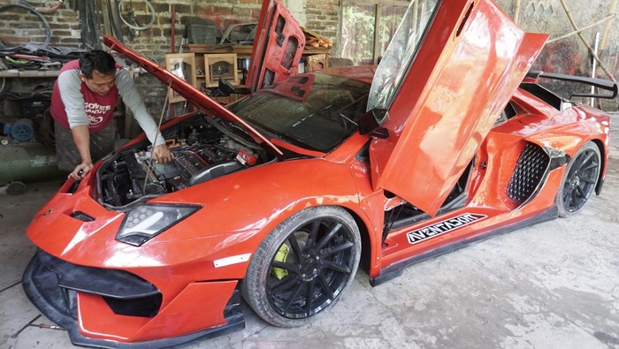 Perajin memeriksa mesin mobil Mitsubishi Eterna yang dimodifikasi menyerupai Lamborghini Aventador SVJ di Kampung Bugel, Polokarto, Sukoharjo, Jawa Tengah, Rabu (4/1/2023). Perajin memerlukan waktu sekitar dua tahun untuk membuat mobil replika Lamborghini Aventador SVJ dari modifikasi Mitshubishi Eterna tahun 1990 tersebut dengan membuat bodi dari bahan besi galvanis dan fiber. ANTARA FOTO/Mohammad Ayudha/rwa.