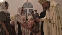 badah malam Natal Kristen Ortodoks Rusia didasarkan pada perhitungan kalender Julian dengan agenda ibadah malam natal yaitu kawal sepanjang malam Kelahiran Kristus. 