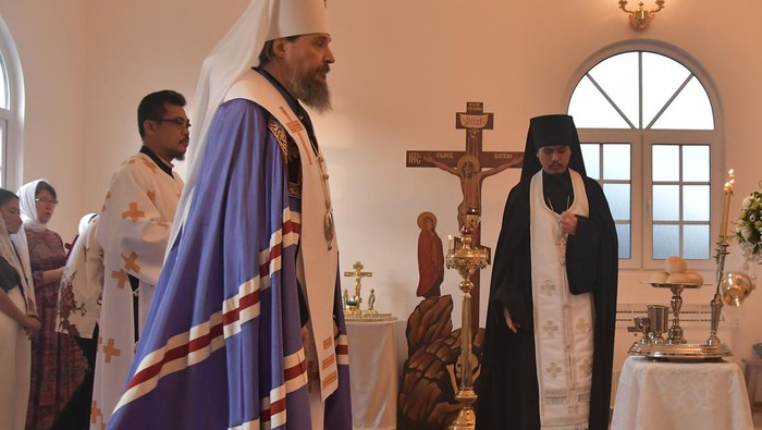 Khidmat Ibadah Malam Natal di Gereja Ortodoks St. Vladimir Eksarkat Patriarkat Asia Tenggara Vladika Sergey (tengah) memimpin ibadah Malam Natal di Gereja Ortodoks Rusia St. Vladimir, Bekasi, Jawa Barat, (6/1/2023). Ibadah malam Natal Kristen Ortodoks Rusia didasarkan pada perhitungan kalender Julian, dengan agenda ibadah malam natal yaitu kawal sepanjang malam Kelahiran Kristus. ANTARA FOTO/ Fakhri Hermansyah/aww.
