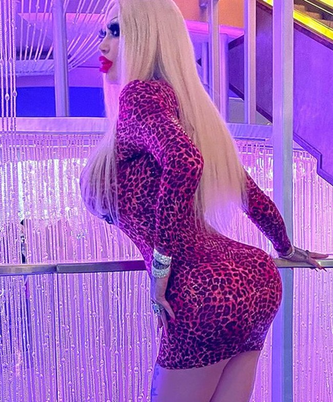 Sejauh ini Kitty telah menjalani dua kali pembesaran payudara, filler, Botox, sedot lema dan prosedur pengencangan wajah. Foto: dok. Instagram