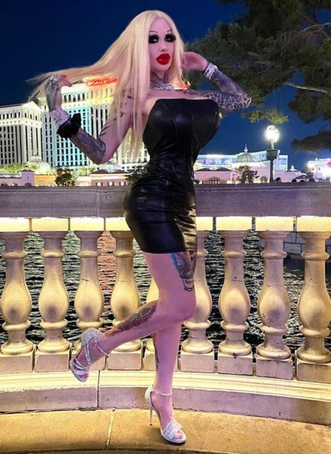 Tubuh Kitty tidak lagi asli dan sudah banyak ‘sanyatan’ bedah plastik. Wanita asal Austria itu bahkan telah menghabiskan 53 ribu poundsterling atau sekitar Rp 942 juta untuk operasi plastik.Foto: dok. Instagram