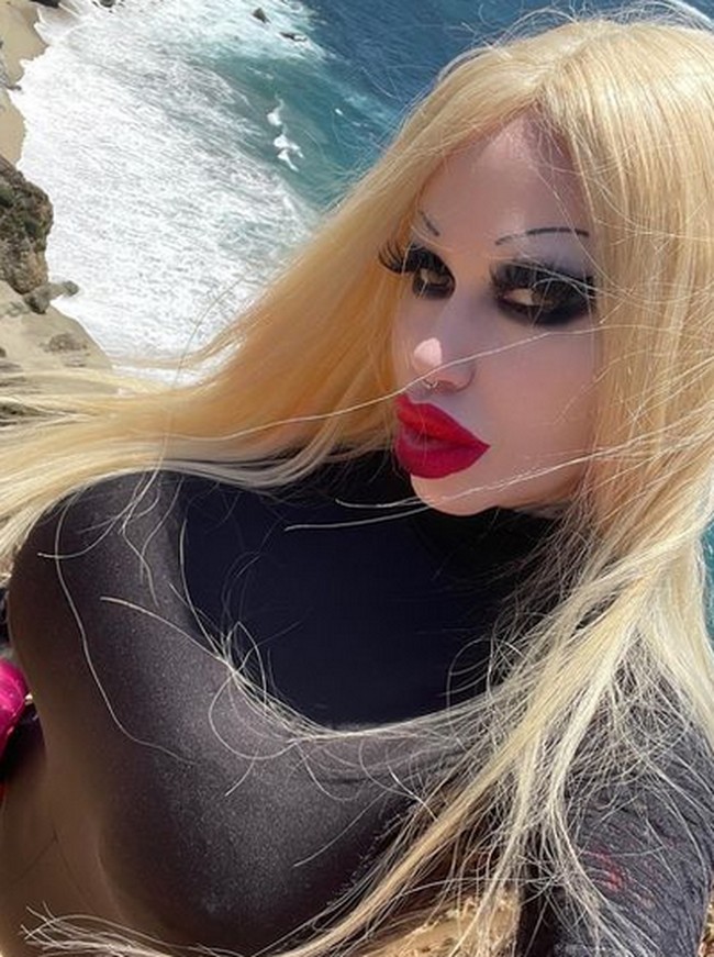 Diakuinya, dia tidak bangga dengan penampilan aslinya. “Saya tidak pernah senang dengan penampilan saya. Saya menganggap diri saya sebagai karya seni dan evolusi yang konstan dan saya selalu memperbaiki penampilan saya,” ucap Kitty.Foto: dok. Instagram