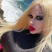 Diakuinya, dia tidak bangga dengan penampilan aslinya. “Saya tidak pernah senang dengan penampilan saya. Saya menganggap diri saya sebagai karya seni dan evolusi yang konstan dan saya selalu memperbaiki penampilan saya,” ucap Kitty.Foto: dok. Instagram