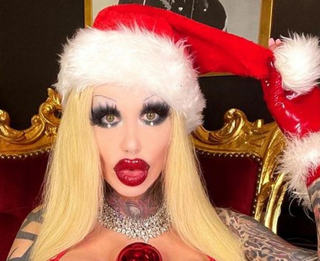 “Saya memproklamirkan diri sebagai boneka bimbo, saya seorang hedonis dan gadis pesta sejak lahir,” katanya.Foto: dok. Instagram