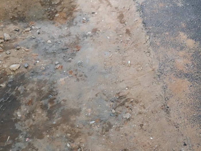 Kondisi bahu jalan di Medan yang hendak dicor warga yang ribut dengan pihak kelurahan