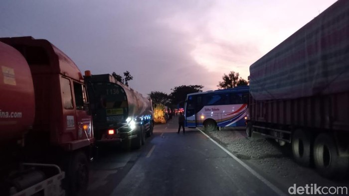 Kondisi kemacetan pagi tadi hingga siang ini masih terjadi  (Foto: Istimewa)
