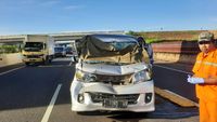 Mobil Bawa Paket Durian Kecelakaan Di Tol Cipularang, 1 Orang Tewas