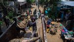 Korban Banjir di Semarang Bersih-bersih Rumah dari Lumpur