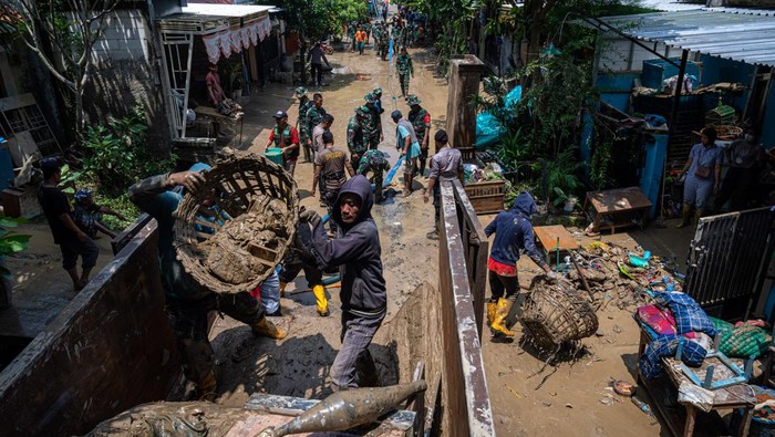 Korban Banjir di Semarang Bersih-bersih Rumah dari Lumpur Sejumlah personel TNI-Polri, BPBD Kota Semarang serta relawan membersihkan sisa-sisa banjir pascabanjir bandang yang menerjang Perumahan Dinar Indah, Kelurahan, Meteseh, Kecamatan Tembalang, Semarang, Jawa Tengah, Sabtu (7/1/2023). Warga setempat membutuhkan perlengkapan tidur laik pakai seperti bantal, selimut, kasur, serta air bersih seusai banjir bandang yang menerjang permukiman mereka mencapai 2,5 meter pada Jumat (6/1) sore akibat luapan Sungai Babon-Pengkol yang tak mampu menampung debit air hujan berintensitas tinggi serta adanya tanggul jebol. ANTARA FOTO/Aji Styawan/foc.
