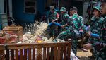 Korban Banjir di Semarang Bersih-bersih Rumah dari Lumpur