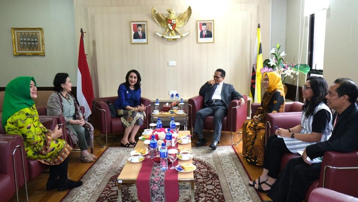 Kowani Kawal Penyelesaian MoU Perlindungan PMI di Brunei Darussalam Ketua Umum Kongres Wanita Indonesia (Kowani) Giwo Rubianto Wiyogo (kiri) bersama Dubes RI untuk Brunei Darussalam Sujatmiko berdialog dengan Pekerja Migran Indonesia (PMI) perempuan di gedung penampungan (Shelter), kantor KBRI Bandar Seri Begawan.