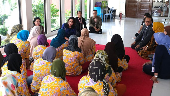 Ketua Umum Kongres Wanita Indonesia (Kowani) Giwo Rubianto Wiyogo (kiri) bersama Dubes RI untuk Brunei Darussalam Sujatmiko berdialog dengan Pekerja Migran Indonesia (PMI) perempuan di gedung penampungan (Shelter), kantor KBRI Bandar Seri Begawan.