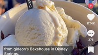 Ada juga es krim manis segar bernama Hot Cookie Hour dari Gideons Bakehouse yang antrenya sangat panjang. TikToker itu saja mengantre selama 2 jam untuk mendapat satu cup es krim. Foto: TikTok @wrightdownmainstreet
