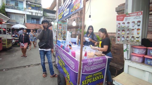Lapak jualan es buah prasmanan, ambil topping sepuasnya di Pasar Badung, Kota Denpasar. (I Wayan Sui Suadnyana/detikBali)